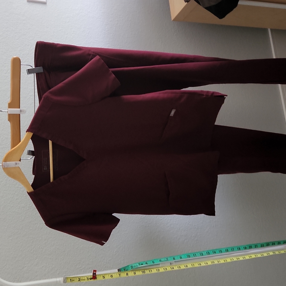 Figs Scrubs Set, Maroon, Top is M bottom is L
